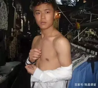 四川29岁发型师:通过健身练就绝美好身材! 四川29岁发型师:通过健身练就绝美好身材!