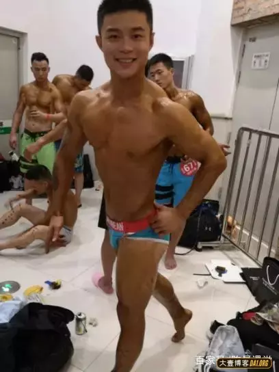 四川29岁发型师:通过健身练就绝美好身材! 四川29岁发型师:通过健身练就绝美好身材!