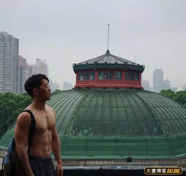正装肌肉程序员蒙眼照被疯传,这种斯文白领我可以! 正装肌肉程序员蒙眼照被疯传,这种斯文白领我可以!