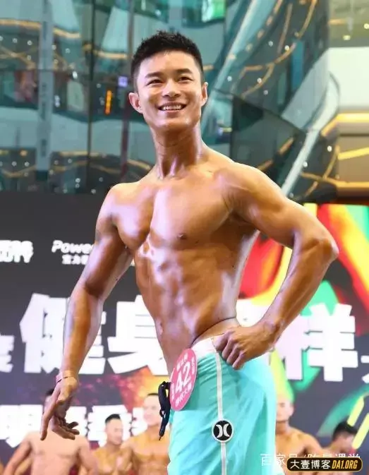 四川29岁发型师:通过健身练就绝美好身材! 四川29岁发型师:通过健身练就绝美好身材!