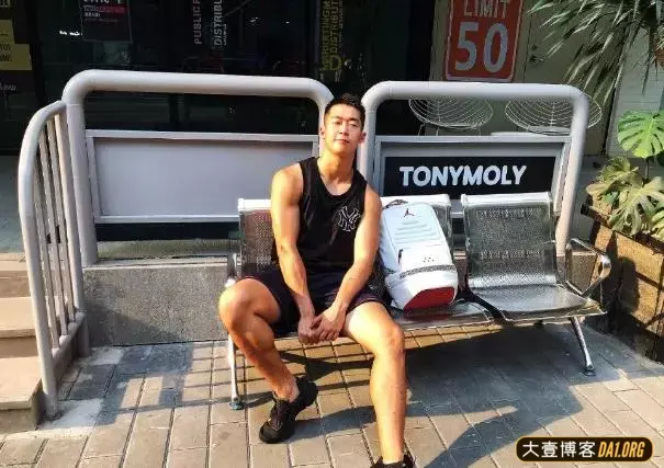 自带铁憨憨效果的小哥哥:一波硬照展露完美身材! 自带铁憨憨效果的小哥哥:一波硬照展露完美身材!