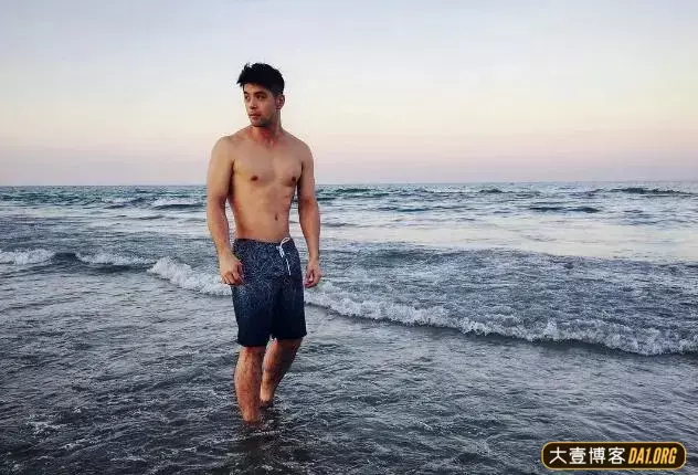 当西装革履的银行职员脱掉西装后,这身材真是深藏不露啊! 当西装革履的银行职员脱掉西装后,这身材真是深藏不露啊!