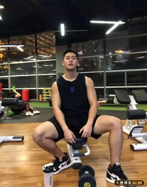 自带铁憨憨效果的小哥哥:一波硬照展露完美身材! 自带铁憨憨效果的小哥哥:一波硬照展露完美身材!