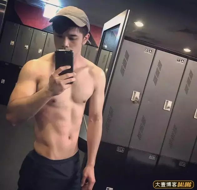 当西装革履的银行职员脱掉西装后,这身材真是深藏不露啊! 当西装革履的银行职员脱掉西装后,这身材真是深藏不露啊!
