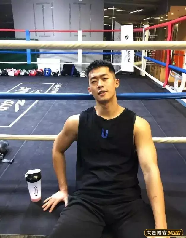 自带铁憨憨效果的小哥哥:一波硬照展露完美身材! 自带铁憨憨效果的小哥哥:一波硬照展露完美身材!