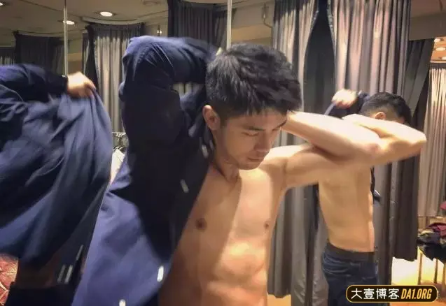 当西装革履的银行职员脱掉西装后,这身材真是深藏不露啊! 当西装革履的银行职员脱掉西装后,这身材真是深藏不露啊!