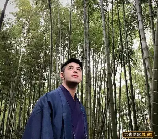 当西装革履的银行职员脱掉西装后,这身材真是深藏不露啊! 当西装革履的银行职员脱掉西装后,这身材真是深藏不露啊!