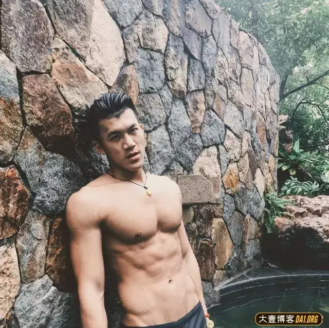 火遍抖音的泳裤体育生,宽肩长腿,方块胸肌,每一处都让人心动 火遍抖音的泳裤体育生,宽肩长腿,方块胸肌,每一处都让人心动