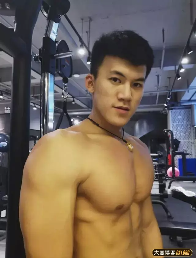 火遍抖音的泳裤体育生,宽肩长腿,方块胸肌,每一处都让人心动 火遍抖音的泳裤体育生,宽肩长腿,方块胸肌,每一处都让人心动