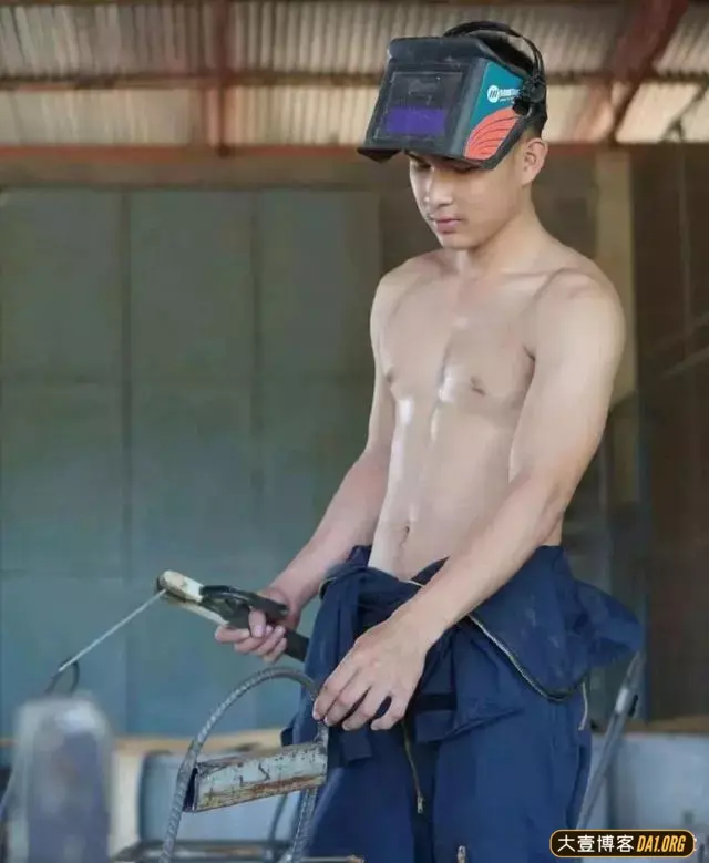 泰国小哥扮演肌肉修理工拍写真,羞涩中带着淳朴,身材还算能看 泰国小哥扮演肌肉修理工拍写真,羞涩中带着淳朴,身材还算能看