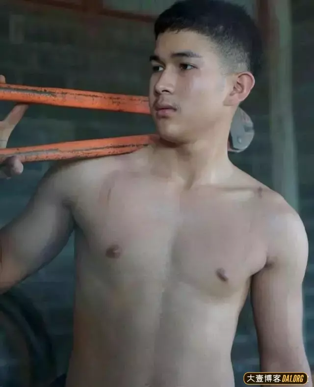 泰国小哥扮演肌肉修理工拍写真,羞涩中带着淳朴,身材还算能看 泰国小哥扮演肌肉修理工拍写真,羞涩中带着淳朴,身材还算能看