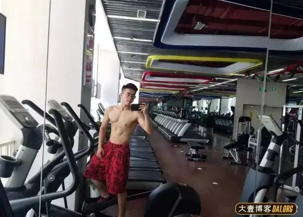 四川中医大小哥哥:因为觉得有胸肌比较酷,而开启健身之路 四川中医大小哥哥:因为觉得有胸肌比较酷,而开启健身之路