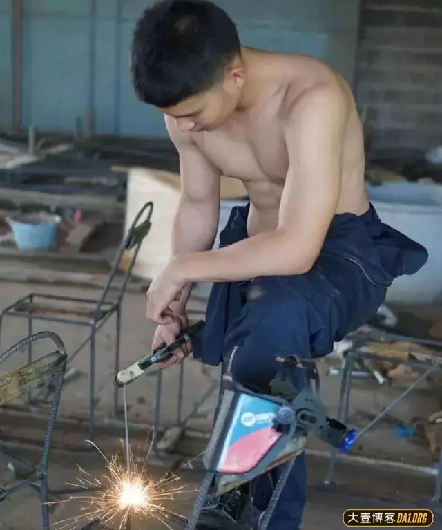 泰国小哥扮演肌肉修理工拍写真,羞涩中带着淳朴,身材还算能看 泰国小哥扮演肌肉修理工拍写真,羞涩中带着淳朴,身材还算能看