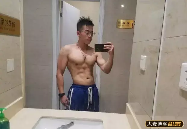 四川中医大小哥哥:因为觉得有胸肌比较酷,而开启健身之路 四川中医大小哥哥:因为觉得有胸肌比较酷,而开启健身之路