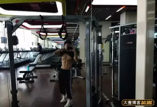 四川中医大小哥哥:因为觉得有胸肌比较酷,而开启健身之路 四川中医大小哥哥:因为觉得有胸肌比较酷,而开启健身之路