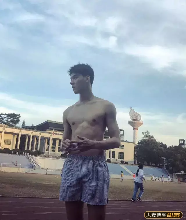 演腐剧火的龚俊拍新戏,高颜长腿小狼狗演绎霸道总裁,又帅又欲! 演腐剧火的龚俊拍新戏,高颜长腿小狼狗演绎霸道总裁,又帅又欲!