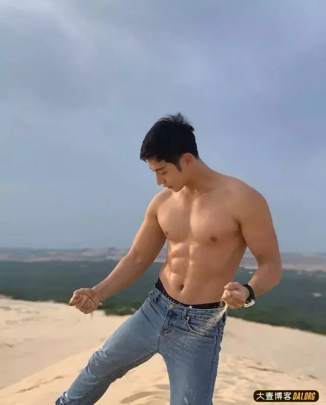 身材精壮的韩国小哥,不喜欢穿上衣,一有机会就秀肌肉! 身材精壮的韩国小哥,不喜欢穿上衣,一有机会就秀肌肉!