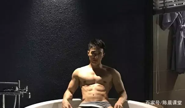 泳裤肌肉男浴缸里放飞自我,雪地中秀腱子肉,浑身上下都是亮点! 泳裤肌肉男浴缸里放飞自我,雪地中秀腱子肉,浑身上下都是亮点!