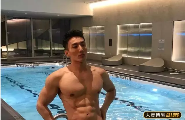 泳裤肌肉男浴缸里放飞自我,雪地中秀腱子肉,浑身上下都是亮点! 泳裤肌肉男浴缸里放飞自我,雪地中秀腱子肉,浑身上下都是亮点!