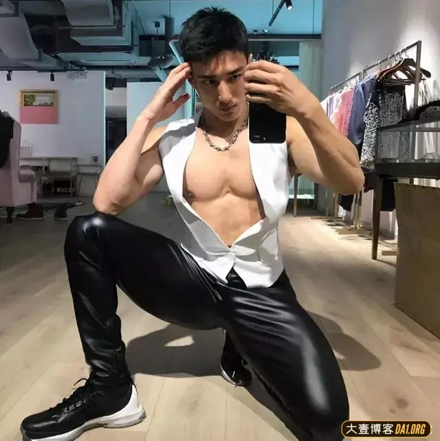 泳裤肌肉男浴缸里放飞自我,雪地中秀腱子肉,浑身上下都是亮点! 泳裤肌肉男浴缸里放飞自我,雪地中秀腱子肉,浑身上下都是亮点!