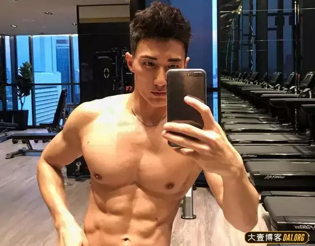 泳裤肌肉男浴缸里放飞自我,雪地中秀腱子肉,浑身上下都是亮点! 泳裤肌肉男浴缸里放飞自我,雪地中秀腱子肉,浑身上下都是亮点!