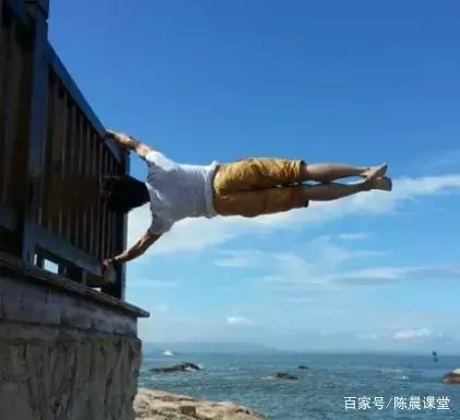 跑酷主播户外街健:用竹竿练出八块腹肌! 跑酷主播户外街健:用竹竿练出八块腹肌!