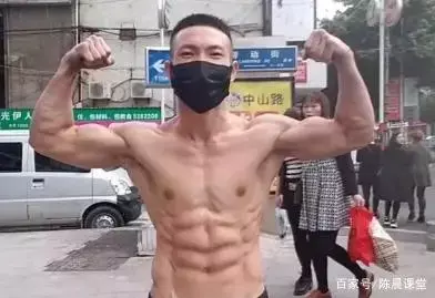 跑酷主播户外街健:用竹竿练出八块腹肌! 跑酷主播户外街健:用竹竿练出八块腹肌!