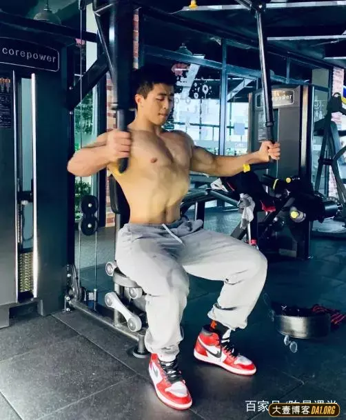 小鲜肉学霸健身后变身肌肉猛男,优秀! 小鲜肉学霸健身后变身肌肉猛男,优秀!