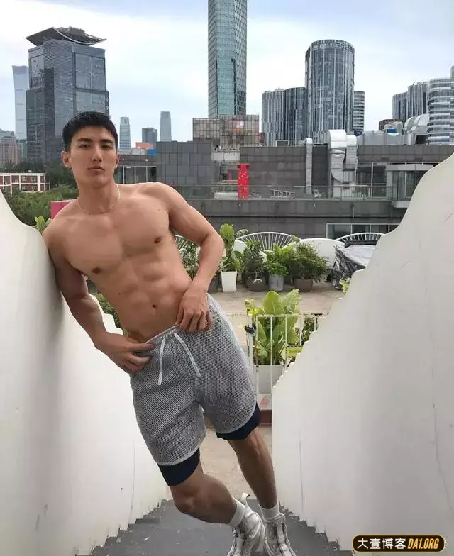 泳裤肌肉男浴缸里放飞自我,雪地中秀腱子肉,浑身上下都是亮点! 泳裤肌肉男浴缸里放飞自我,雪地中秀腱子肉,浑身上下都是亮点!