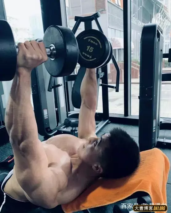 小鲜肉学霸健身后变身肌肉猛男,优秀! 小鲜肉学霸健身后变身肌肉猛男,优秀!