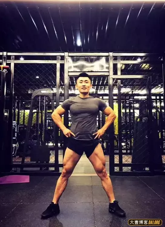 健身这个运动,能够坚持下来的,都是帅哥! 健身这个运动,能够坚持下来的,都是帅哥!
