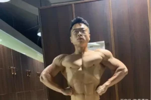 山西小伙秀肌肉，上衣脱掉，六块腹肌亮了！-大壹博客