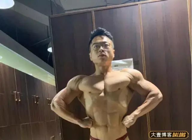 山西小伙秀肌肉,上衣脱掉,六块腹肌亮了! 山西小伙秀肌肉,上衣脱掉,六块腹肌亮了!