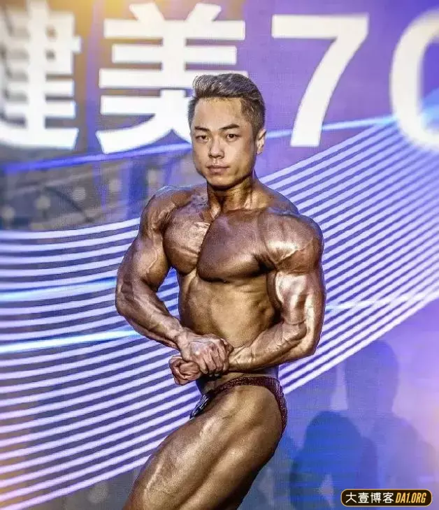 山西小伙秀肌肉,上衣脱掉,六块腹肌亮了! 山西小伙秀肌肉,上衣脱掉,六块腹肌亮了!