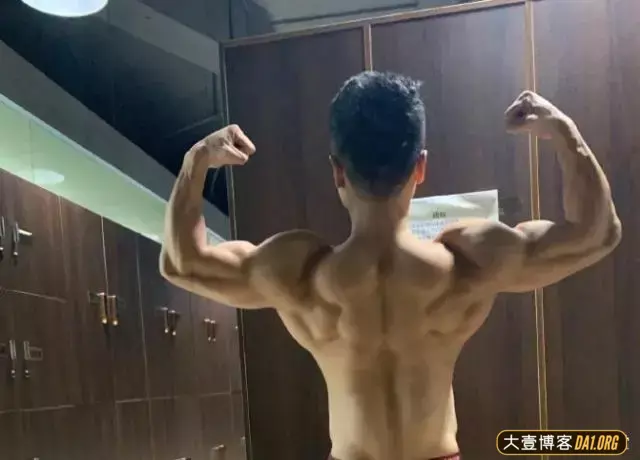 山西小伙秀肌肉,上衣脱掉,六块腹肌亮了! 山西小伙秀肌肉,上衣脱掉,六块腹肌亮了!