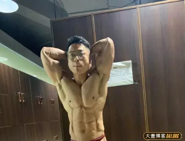 山西小伙秀肌肉,上衣脱掉,六块腹肌亮了! 山西小伙秀肌肉,上衣脱掉,六块腹肌亮了!