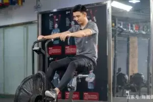 金瀚凭借腹肌硬核实力喜提热搜：撩起衣服，活脱脱的精壮男孩儿！-大壹博客