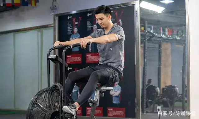 金瀚凭借腹肌硬核实力喜提热搜:撩起衣服,活脱脱的精壮男孩儿! 金瀚凭借腹肌硬核实力喜提热搜:撩起衣服,活脱脱的精壮男孩儿!