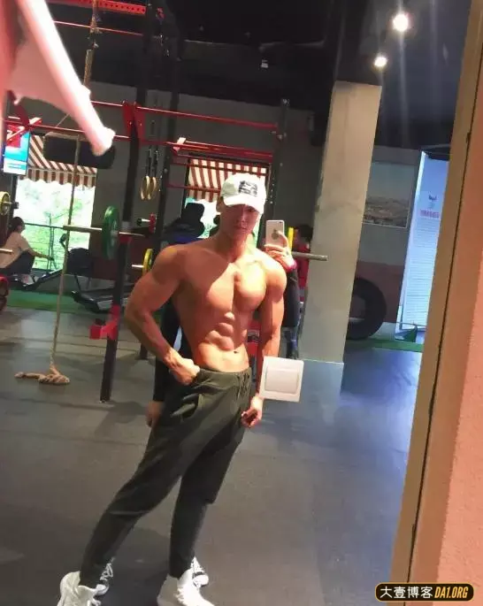 重庆小伙:要做超级棒的中国肌肉模特! 重庆小伙:要做超级棒的中国肌肉模特!