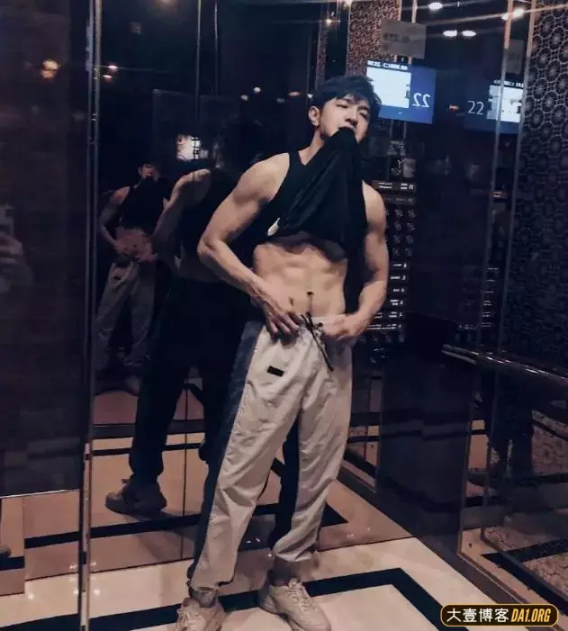 金瀚凭借腹肌硬核实力喜提热搜:撩起衣服,活脱脱的精壮男孩儿! 金瀚凭借腹肌硬核实力喜提热搜:撩起衣服,活脱脱的精壮男孩儿!