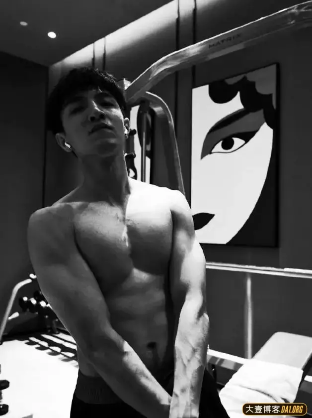 金瀚凭借腹肌硬核实力喜提热搜:撩起衣服,活脱脱的精壮男孩儿! 金瀚凭借腹肌硬核实力喜提热搜:撩起衣服,活脱脱的精壮男孩儿!