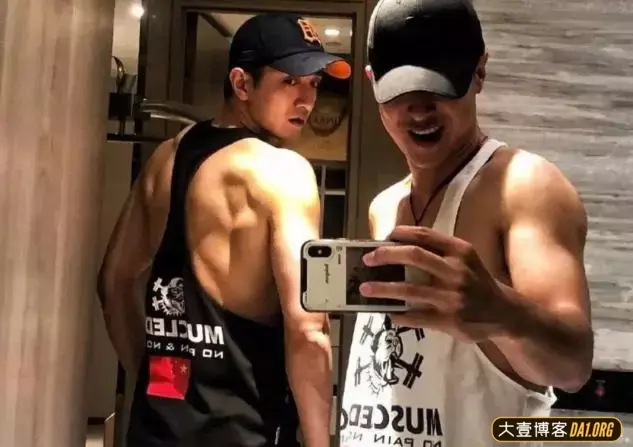 金瀚凭借腹肌硬核实力喜提热搜:撩起衣服,活脱脱的精壮男孩儿! 金瀚凭借腹肌硬核实力喜提热搜:撩起衣服,活脱脱的精壮男孩儿!