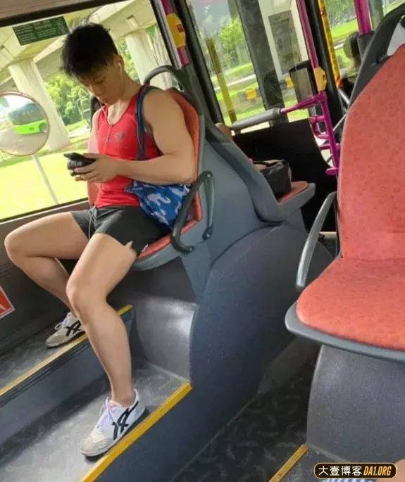 街拍帅哥:这次拍到的体育生好多呀! 街拍帅哥:这次拍到的体育生好多呀!