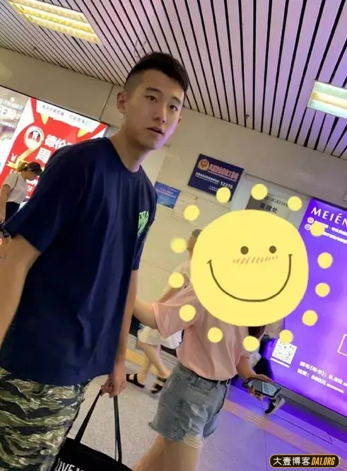 街拍帅哥:这次拍到的体育生好多呀! 街拍帅哥:这次拍到的体育生好多呀!