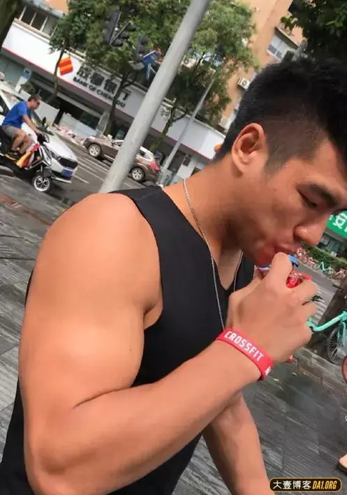 通过健身,从内而外地提升自己,让自己变得与众不同! 通过健身,从内而外地提升自己,让自己变得与众不同!