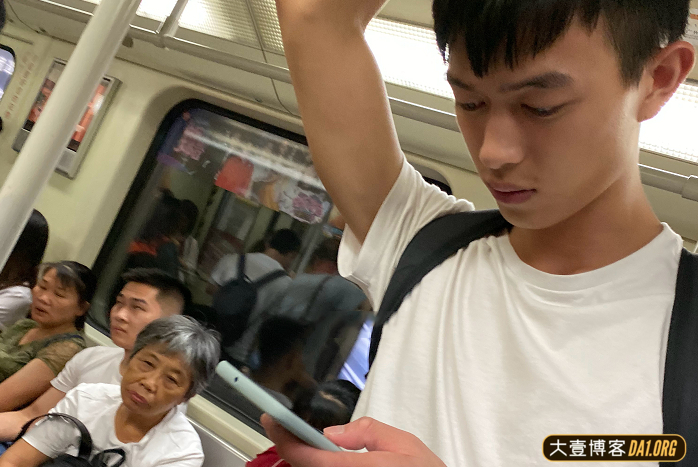 地铁上拍到的素颜帅哥，有点像邻家表哥的感觉-大壹博客
