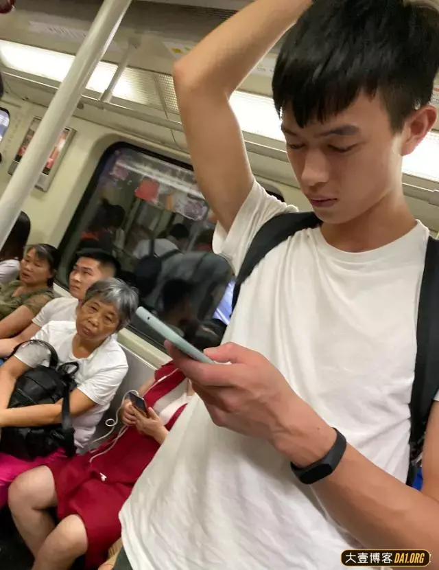 地铁上拍到的素颜帅哥,有点像邻家表哥的感觉 地铁上拍到的素颜帅哥,有点像邻家表哥的感觉