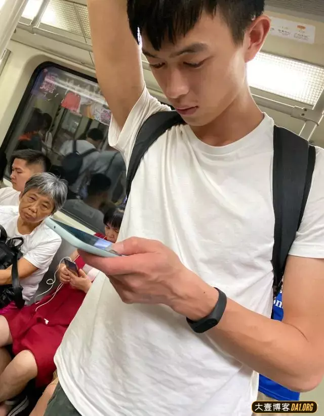 地铁上拍到的素颜帅哥,有点像邻家表哥的感觉 地铁上拍到的素颜帅哥,有点像邻家表哥的感觉