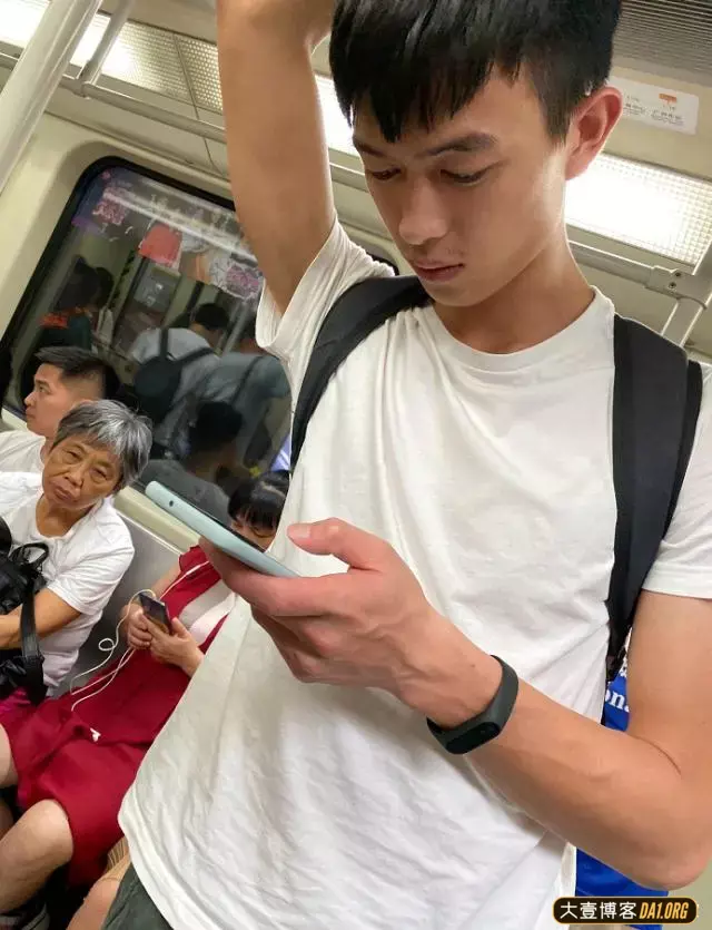 地铁上拍到的素颜帅哥,有点像邻家表哥的感觉 地铁上拍到的素颜帅哥,有点像邻家表哥的感觉