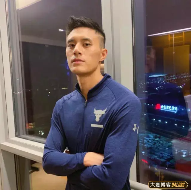 地铁上拍到的素颜帅哥,有点像邻家表哥的感觉 地铁上拍到的素颜帅哥,有点像邻家表哥的感觉